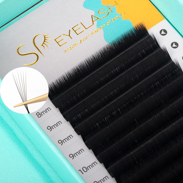 Comment utiliser les faux cils Yy et Clover pour réaliser un maquillage accrocheur et beau.